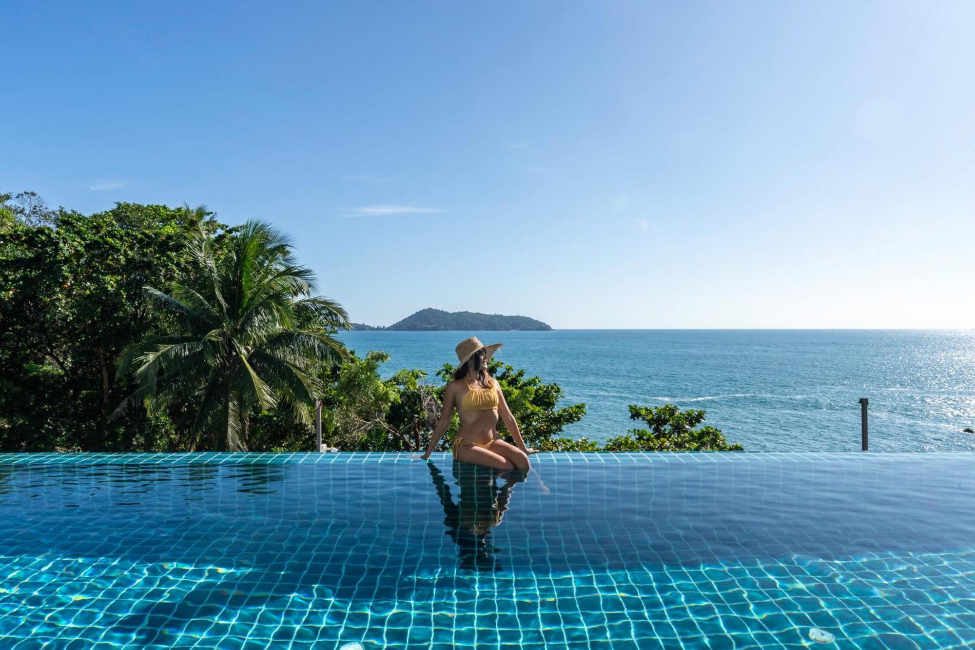 Zenmaya Oceanfront Phuket, Trademark Collection By Wyndham Patong Екстер'єр фото Infinity pool at a resort in Thailand