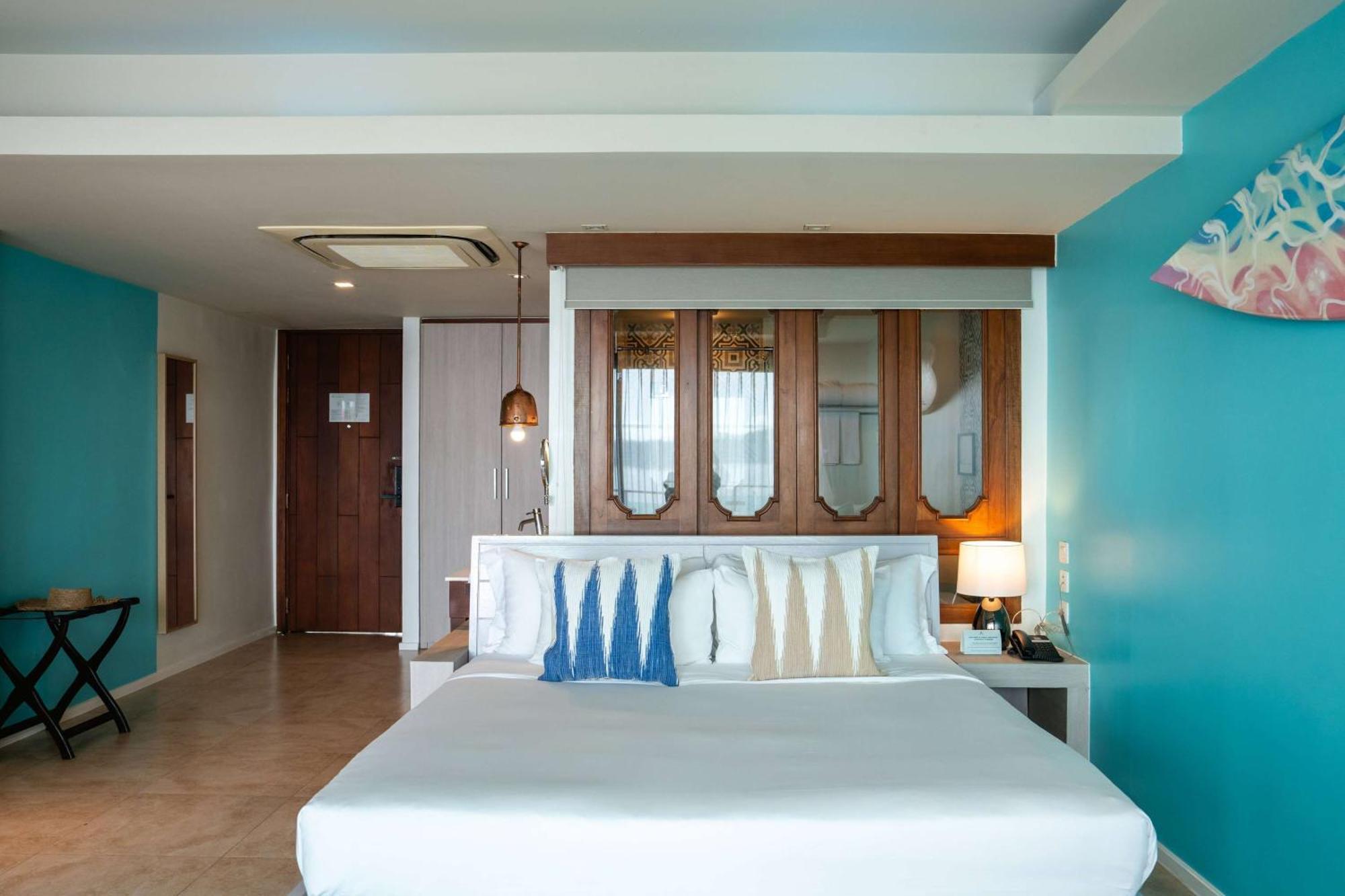 Zenmaya Oceanfront Phuket, Trademark Collection By Wyndham Patong Екстер'єр фото A bedroom at the hotel